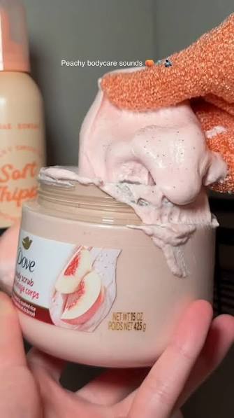 اسکراب بدن داو هلو و برنج خردشده ۴۲۵ گرم | Dove White Peach